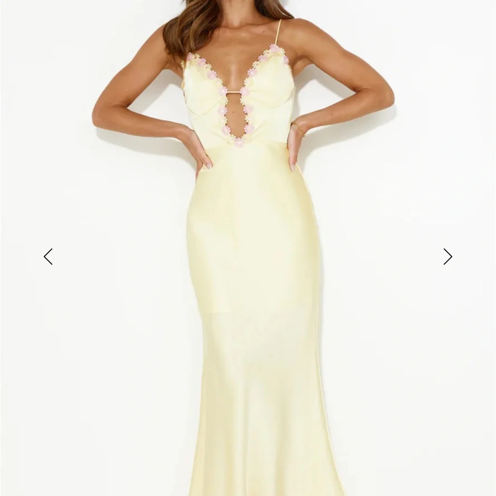 DAISY FRIENDSHIP SATIN MAXI DRESS YELLOW - Picture 4 of 13